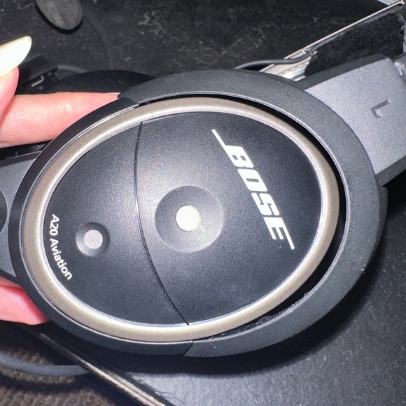 Bose A20 Black Aviation Headset with Bluetooth - Picture 4 of 7